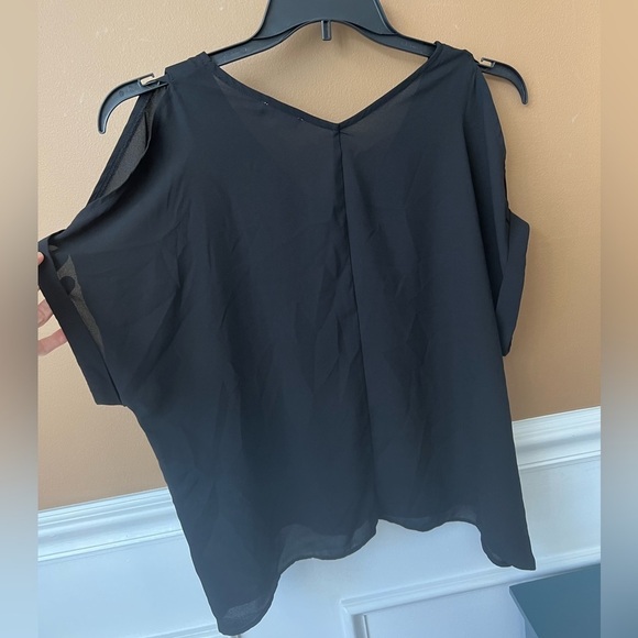 LUSH Elegant Black Women's Cold Shoulder Top Size Large Flowy Date Night - Picture 4 of 4